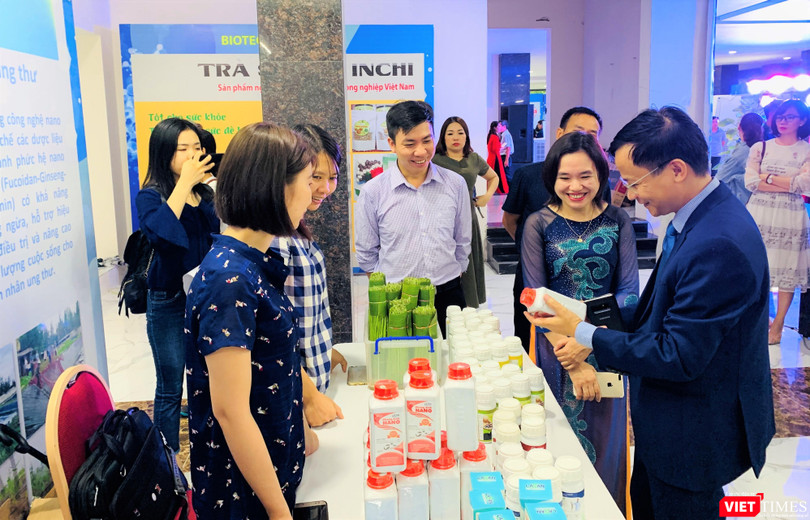 Nơi trưng bày sản phẩm của Viện Hàn lâm KH&CN VIệt Nam thu hút sự chú ý của mọi người