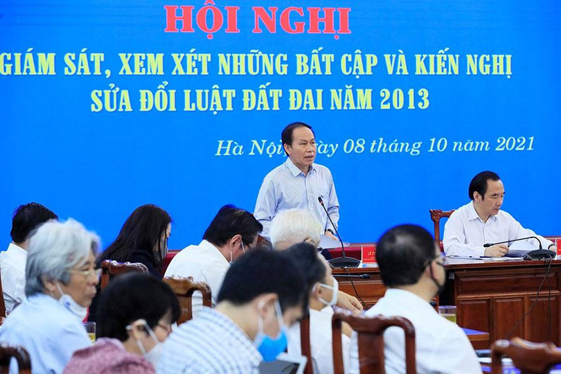Các đại biểu tại hội nghị giám sát, xem xét những bất cập và kiến nghị sửa đổi Luật Đất đai năm 2013 do Ủy ban Trung ương MTTQ Việt Nam tổ chức ngày 8-10. Ảnh: CHÂN LUẬN