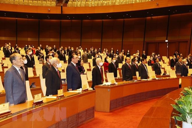 Các lãnh đạo, nguyên lãnh đạo Đảng, Nhà nước cùng các đại biểu Quốc hội thực hiện nghi lễ chào cờ khai mạc Kỳ họp thứ hai, Quốc hội khóa XV. (Ảnh: Trí Dũng/TTXVN)