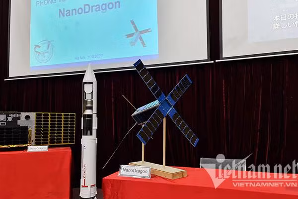 Mô hình tên lửa Epsilon số 5 và vệ tinh NanoDragon. (Ảnh: Trọng Đạt) Mô hình tên lửa Epsilon số 5 và vệ tinh NanoDragon. (Ảnh: Trọng Đạt)
