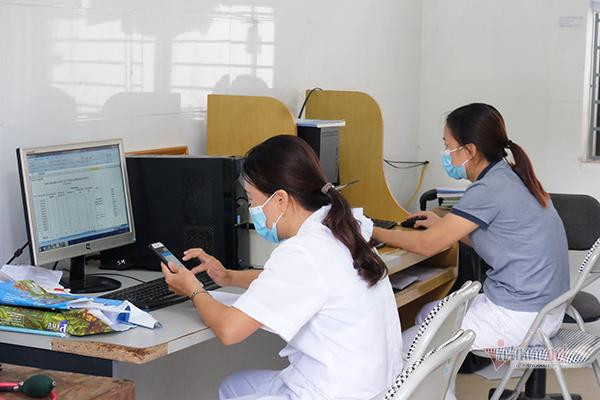 Cán bộ trạm y tế xã Sảng Mộc đang hướng tới ứng dụng nền tảng khám bệnh từ xa... Cán bộ trạm y tế xã Sảng Mộc đang hướng tới ứng dụng nền tảng khám bệnh từ xa...