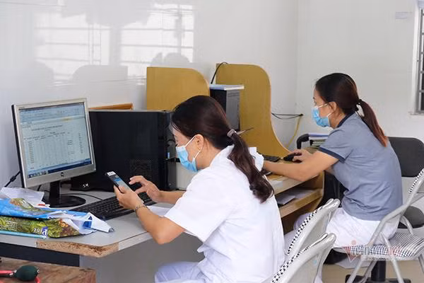 Cán bộ trạm y tế xã Sảng Mộc đang hướng tới ứng dụng nền tảng khám bệnh từ xa...