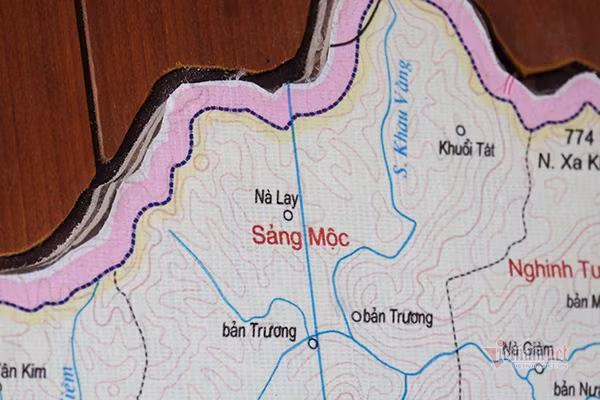 Tại Sảng Mộc, nhiều thôn, bản còn là vùng lõm, chưa có sóng điện thoại, internet. Để thực hiện chuyển đổi số, hạ tầng viễn thông đang được đầu tư, nâng cấp cho xã.