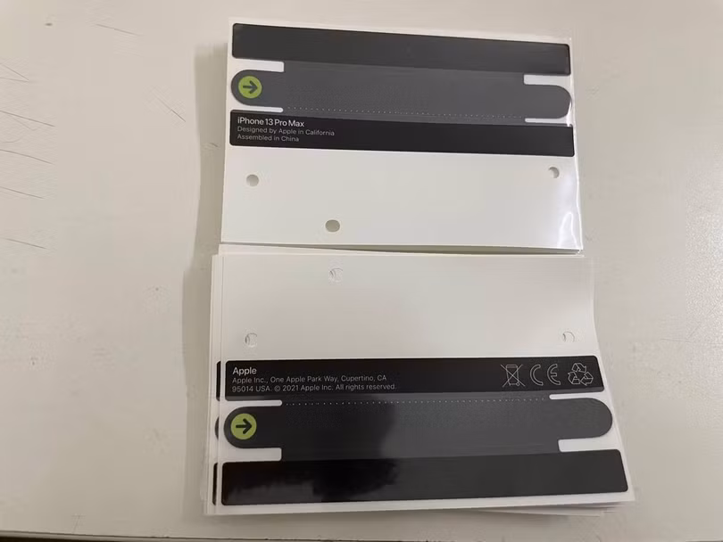 Tem niêm phong dán bên ngoài hộp iPhone 13 được làm giả, chào giá 20.000 đống/tem tại Việt Nam. Ảnh: (N.H)