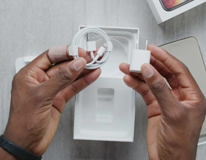 Kể từ phiên bản iPhone 12, Apple đã cắt giảm sạc và tai nghe ra khỏi hộp đựng sản phẩm. Kể từ phiên bản iPhone 12, Apple đã cắt giảm sạc và tai nghe ra khỏi hộp đựng sản phẩm.