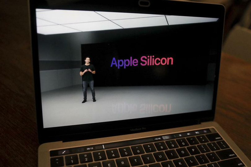 John Ternus, Phó chủ tịch kỹ thuật phần cứng của Apple Inc., giới thiệu tính năng các mẫu Macbook mới