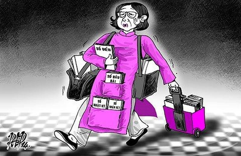 Giáo viên lê lết với các loại hồ sơ sổ sách - Ảnh baophapluat.vn