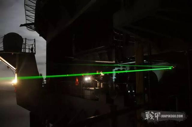 Hình ảnh súng laser được sử dụng vào ban đêm Hình ảnh súng laser được sử dụng vào ban đêm