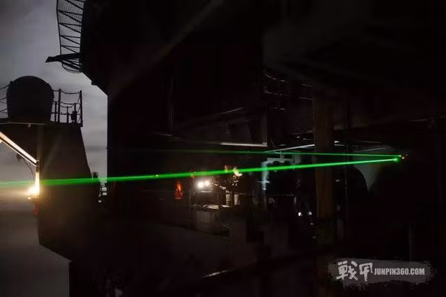 Hình ảnh súng laser được sử dụng vào ban đêm Hình ảnh súng laser được sử dụng vào ban đêm