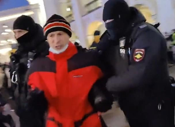 Người biểu tình ở Saint Peterburg bị bắt hôm 24/2 (Ảnh: Đông Phương). Người biểu tình ở Saint Peterburg bị bắt hôm 24/2 (Ảnh: Đông Phương).