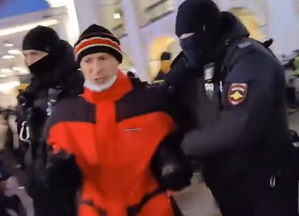 Người biểu tình ở Saint Peterburg bị bắt hôm 24/2 (Ảnh: Đông Phương). Người biểu tình ở Saint Peterburg bị bắt hôm 24/2 (Ảnh: Đông Phương).