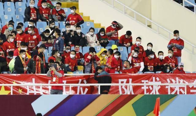 Các cổ động viên Trung Quốc trên sân Mỹ Đình tỏ ra chán ngán trước màn trình diễn của tuyển Trung Quốc (Ảnh: Sohu). Các cổ động viên Trung Quốc trên sân Mỹ Đình tỏ ra chán ngán trước màn trình diễn của tuyển Trung Quốc (Ảnh: Sohu).