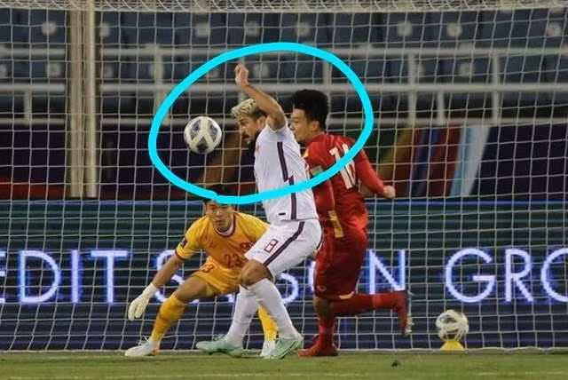 Luo Guofu nổi bật với mái tóc nhuộm vàng và xoay trở chậm chạp (Ảnh: Sohu)