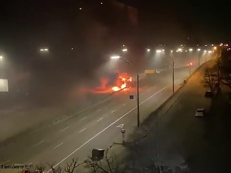 Xe quân sự bị bắn cháy trên đường cao tốc ở Kiev (Ảnh: Đông Phương).