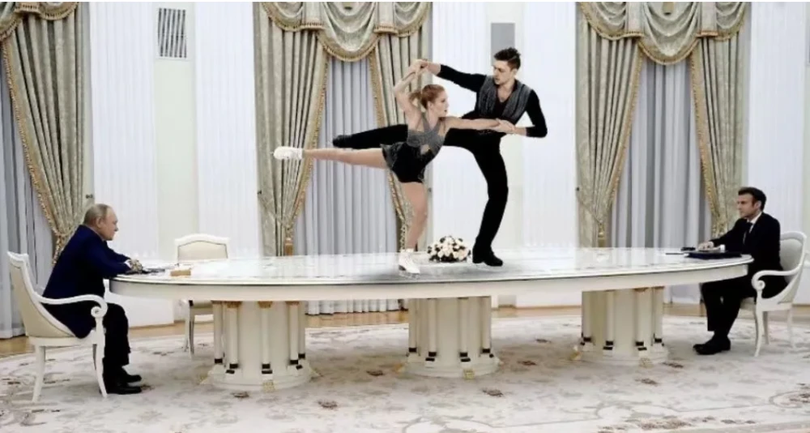 Một số ảnh chế của cư dân mạng về cách ngồi hội đàm giữa hai nhà lãnh đạo