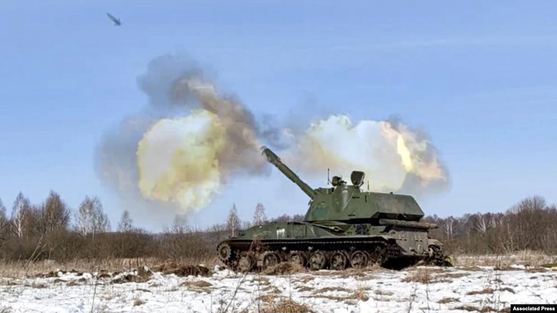 Pháo tự hành Nga nã đạn khi tập trận tại Belarus (Ảnh: AP).
