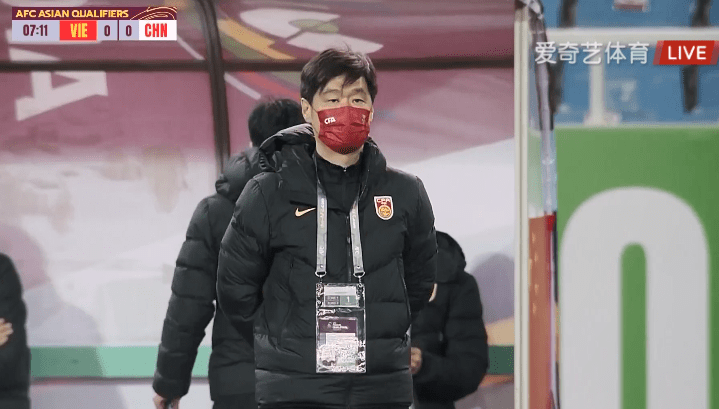 Huấn luyện viên Li Xiaopeng (Lý Tiểu Bằng) bất lực trước các đòn tấn công rất hiệu quả của đội tuyển Việt Nam (Ảnh: Sohu). Huấn luyện viên Li Xiaopeng (Lý Tiểu Bằng) bất lực trước các đòn tấn công rất hiệu quả của đội tuyển Việt Nam (Ảnh: Sohu).