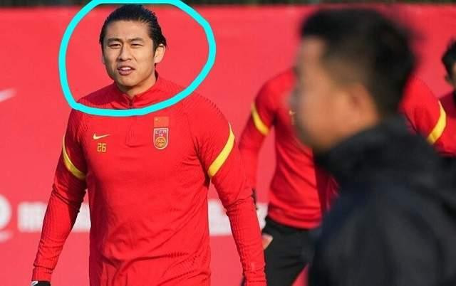 Zhang Yuning nổi bật với chỏm tóc đuôi ngựa (Ảnh Sohu).