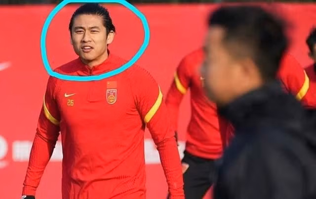 Zhang Yuning nổi bật với chỏm tóc đuôi ngựa (Ảnh Sohu).