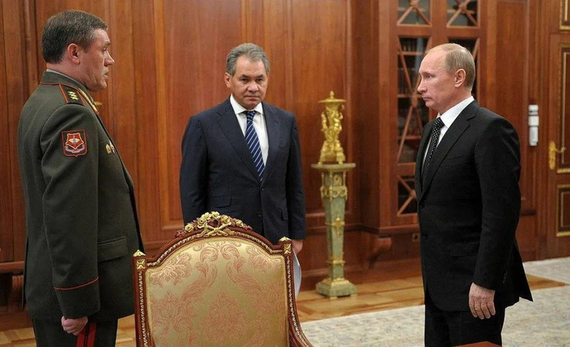 Tổng thống Nga Putin cùng Bộ trưởng Quốc phòng Shoigu và Tổng TMT Grasimov (Ảnh: RIA).