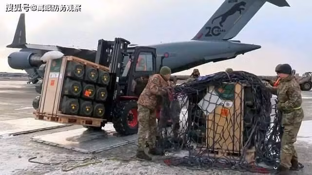 Vũ khí Mỹ viện trợ cho Ukraine được cấp tập chở đến Kiev (Ảnh: Sohu).