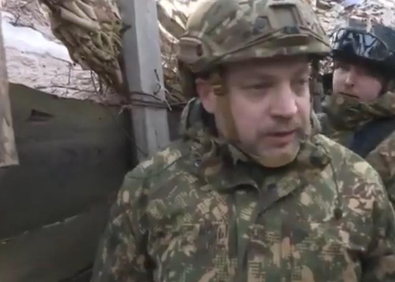 Bộ trưởng Nội vụ Ukraine Denys Monastyrsky thị sát mặt trận hôm 19/2 và bị tấn công bằng súng cối (Ảnh: Đông Phương).