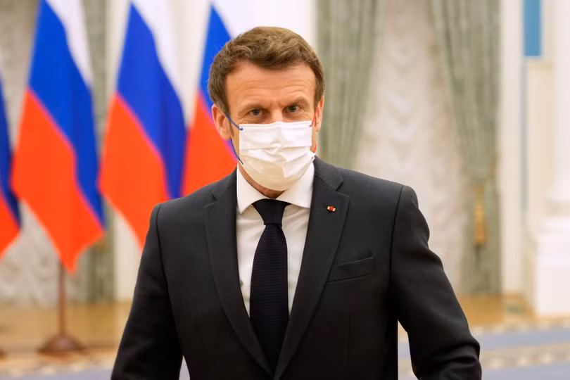 Tổng thống Macron từ chối xét nghiệm SARS-CoV-2 vì không muốn Nga có được DNA của mình (Ảnh: AP).