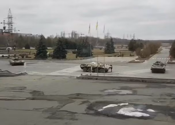 Xe tăng và thiết giáp Nga bên trong Nhà máy điện hạt nhân Chernobyl (Ảnh: Đông Phương). Xe tăng và thiết giáp Nga bên trong Nhà máy điện hạt nhân Chernobyl (Ảnh: Đông Phương).