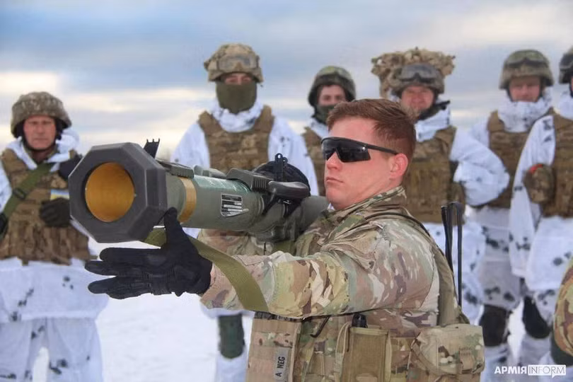 Chuyên gia Mỹ hướng dẫn binh lính Ukraine sử dụng tên lửa (Ảnh: AP). Chuyên gia Mỹ hướng dẫn binh lính Ukraine sử dụng tên lửa (Ảnh: AP).