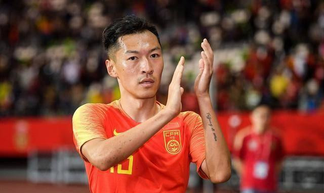 Wu Xi (Ngô Hi), đội trưởng tuyển quốc gia Trung Quốc, người nhận thẻ vàng ngay phút thứ 5 (Ảnh: Sohu). Wu Xi (Ngô Hi), đội trưởng tuyển quốc gia Trung Quốc, người nhận thẻ vàng ngay phút thứ 5 (Ảnh: Sohu).