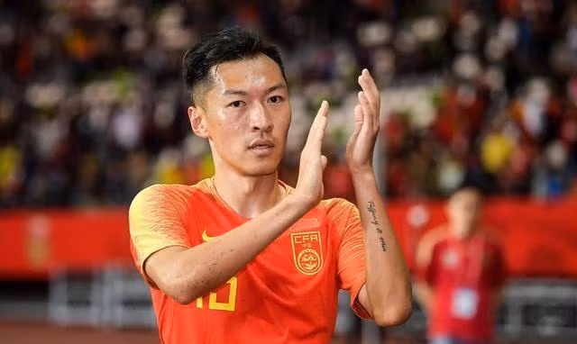 Wu Xi (Ngô Hi), đội trưởng tuyển quốc gia Trung Quốc, người nhận thẻ vàng ngay phút thứ 5 (Ảnh: Sohu).