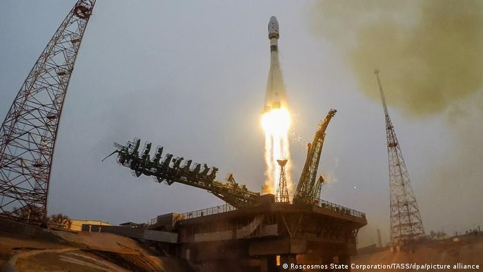 Tháng 3/2021, Nhật phóng vệ tinh thực nghiệm ELSA-d, thử nghiệm công nghệ thu giữ và loại bỏ các mảnh vỡ không gian (Ảnh: Deutsche Welle). Tháng 3/2021, Nhật phóng vệ tinh thực nghiệm ELSA-d, thử nghiệm công nghệ thu giữ và loại bỏ các mảnh vỡ không gian (Ảnh: Deutsche Welle).