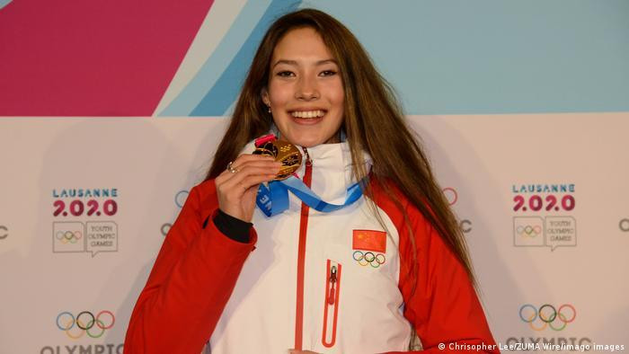 Cốc Ái Lăng, tuyển thủ trượt tuyết Mỹ nhập tịch đang trở thành con cưng của truyền thông Trung Quốc (Ảnh: Deutsche Welle). Cốc Ái Lăng, tuyển thủ trượt tuyết Mỹ nhập tịch đang trở thành con cưng của truyền thông Trung Quốc (Ảnh: Deutsche Welle).