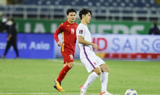 Wang Senchao (Vương Sân Siêu) người bị đổ lỗi chịu trách nhiệm chính trong hai bàn thua sớm (Ảnh: Sohu). Wang Senchao (Vương Sân Siêu) người bị đổ lỗi chịu trách nhiệm chính trong hai bàn thua sớm (Ảnh: Sohu).