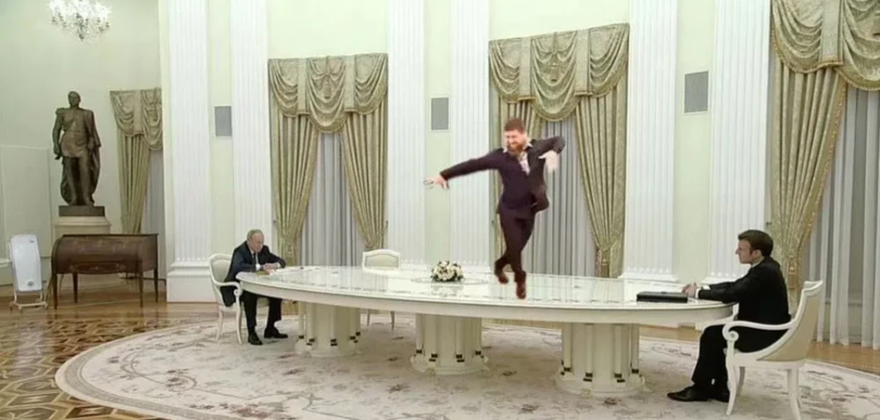 Một số ảnh chế của cư dân mạng về cách ngồi hội đàm của hai nhà lãnh đạo cao nhất của Nga và Pháp (Ảnh: QQ).