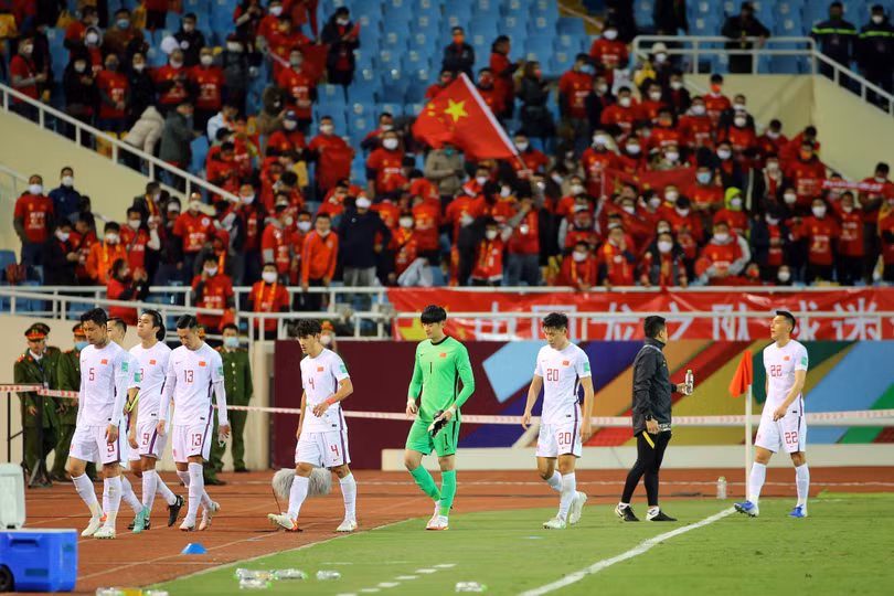 Đội tuyển Trung Quốc thất thểu rời sân sau khi thảm bại (Ảnh: Sohu).