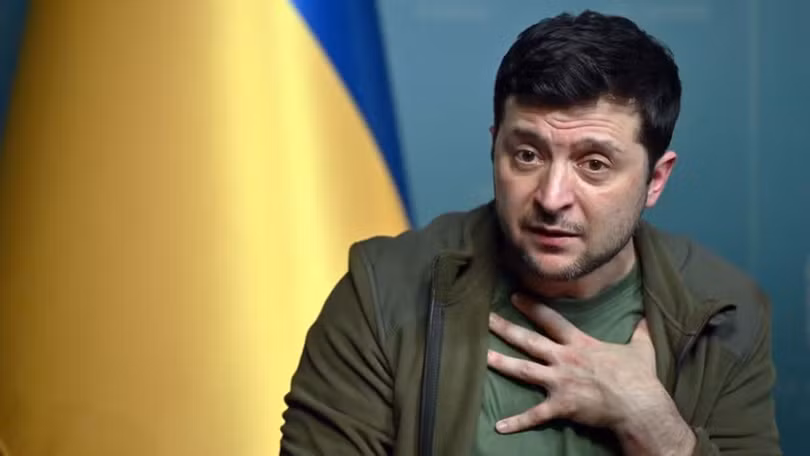 Chính phủ của Tổng thống Zelensky sẽ phải trả nợ viện trợ nước ngoài 3,3 tỉ USD trong năm nay (Ảnh: QQ).