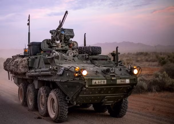 Xe bọc thép chở quân Striker được cho là có tính năng tốt hơn xe Bradley (Ảnh: Đông Phương).