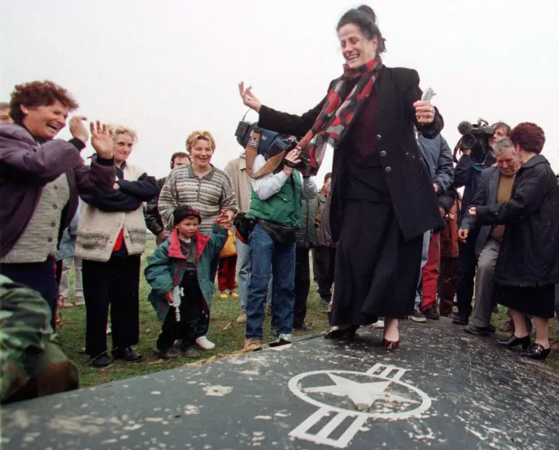 Người dân Serbia vui mừng nhảy múa trên mảnh xác chiếc F-117 Nighthawk bị bắn hạ ở Belgrade ngày 28/3/1999 (Ảnh: Reuters). Người dân Serbia vui mừng nhảy múa trên mảnh xác chiếc F-117 Nighthawk bị bắn hạ ở Belgrade ngày 28/3/1999 (Ảnh: Reuters).