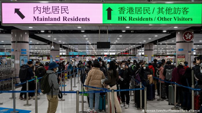 Sau khi Hồng Kông nới lỏng các biện pháp phòng dịch, du khách Đại Lục kéo sang rất đông (Ảnh: Deutsche Welle).