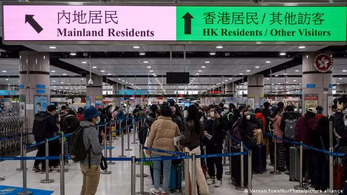 Sau khi Hồng Kông nới lỏng các biện pháp phòng dịch, du khách Đại Lục kéo sang rất đông (Ảnh: Deutsche Welle).