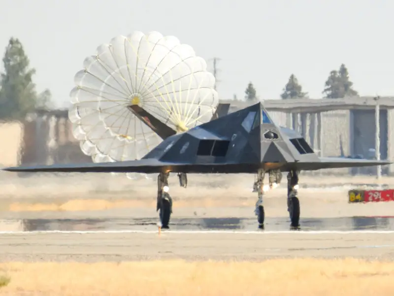 Một chiếc F-117 Nighthawk hạ cánh sau chuyến bay vào tháng 9/2021 (Ảnh: USAF). Một chiếc F-117 Nighthawk hạ cánh sau chuyến bay vào tháng 9/2021 (Ảnh: USAF).