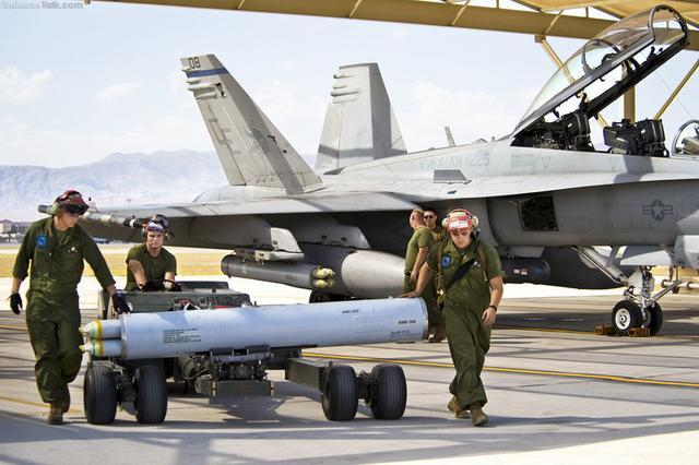 Lắp dàn tên lửa Zuni lên máy bay F-18 của Hải quân Mỹ (Ảnh: Sohu). Lắp dàn tên lửa Zuni lên máy bay F-18 của Hải quân Mỹ (Ảnh: Sohu).