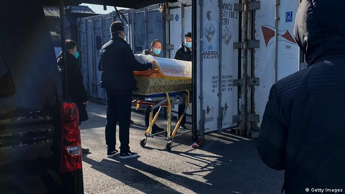 Nhân viên một lò thiêu ở Bắc Kinh đưa thi thể vào trữ trong container lạnh (Ảnh: Getty).