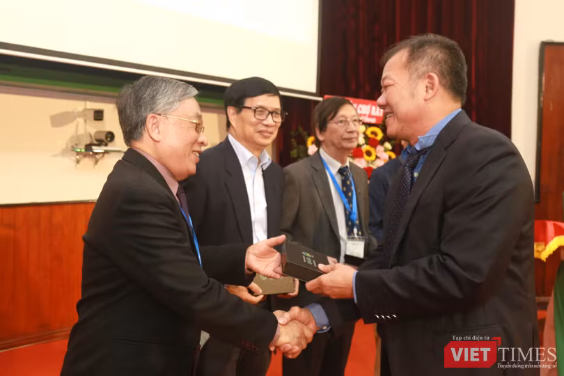 VT_ MR Q và Hung.JPG