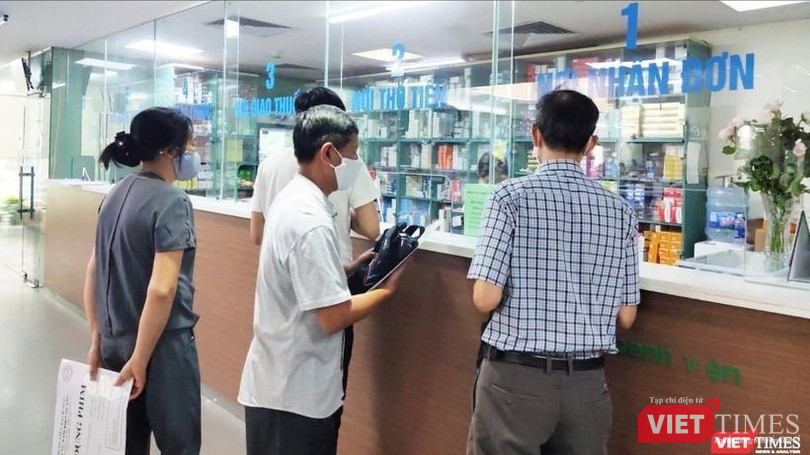 vt-nguoi-dan-cho-lay-thuoc-o-benh-vien-9677-9521.jpeg