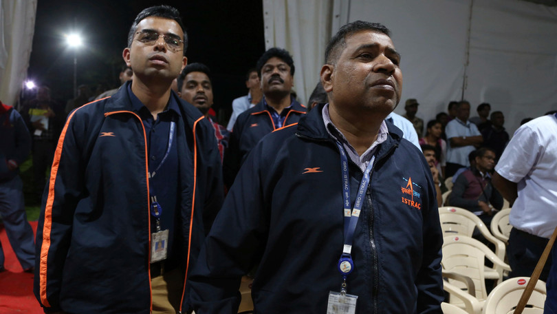 Sự thất vọng hiện diện trên khuôn mặt của các nhân viên thuộc cơ quan ISRO khi họ nhận được thông báo tàu đổ bộ lên Mặt Trăng của cơ quan này bị mất tín hiệu. Ảnh: Nikkei Asian Review