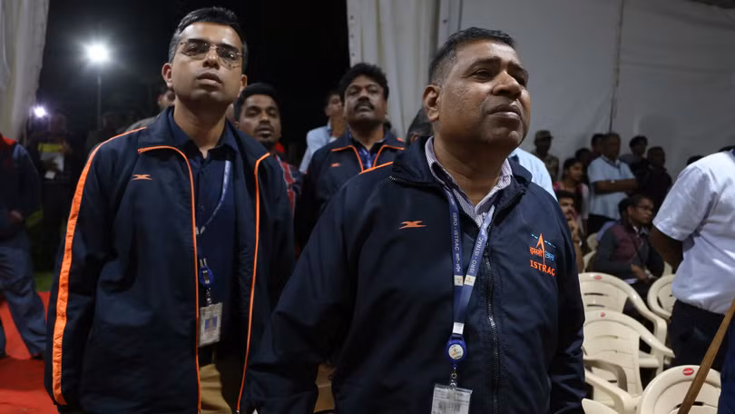 Sự thất vọng hiện diện trên khuôn mặt của các nhân viên thuộc cơ quan ISRO khi họ nhận được thông báo tàu đổ bộ lên Mặt Trăng của cơ quan này bị mất tín hiệu. Ảnh: Nikkei Asian Review