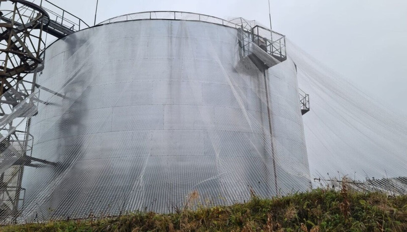 Lưới bảo vệ bồn xăng dầu của Nga. Ảnh: Reuters.