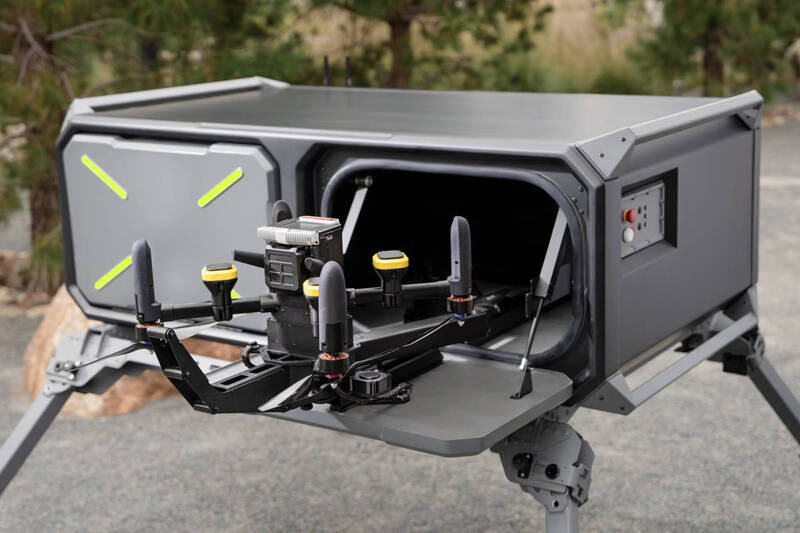 Hệ thống chống UAV với UAV tấn công. Ảnh: LTN.